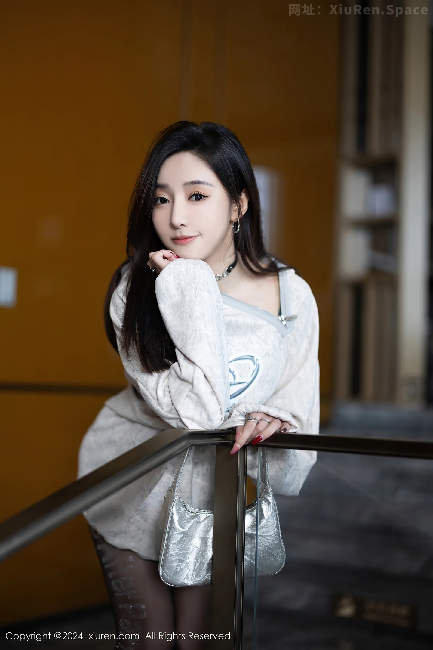 图片[5]-[XiuRen秀人网]VOL.8135 女神王馨瑶yanni脱外套露性感情趣内衣配超薄黑丝迷人诱惑写真80P-秀人网官方网站